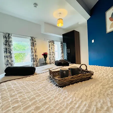Woodman House - 7 Bedrooms - Sleeps 14 아파트