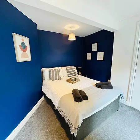 Woodman House - 7 Bedrooms - Sleeps 14 *