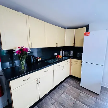 Woodman House - 7 Bedrooms - Sleeps 14 *
