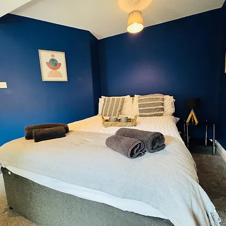 Woodman House - 7 Bedrooms - Sleeps 14