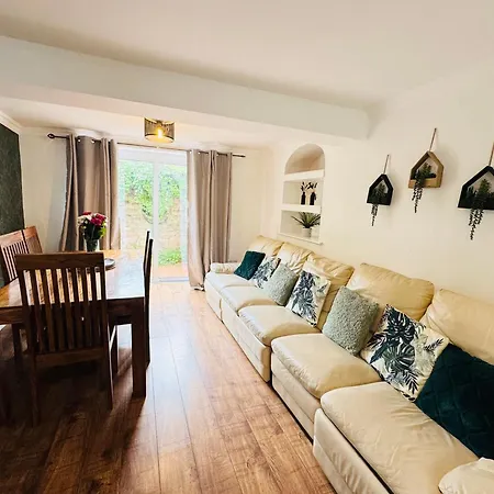 Woodman House - 7 Bedrooms - Sleeps 14 아파트