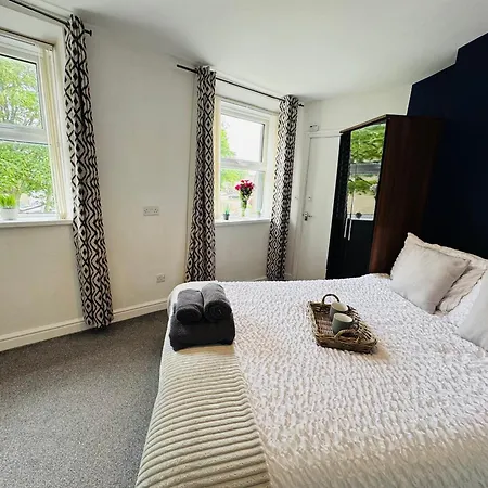 Woodman House - 7 Bedrooms - Sleeps 14 아파트